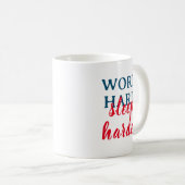 Mug Travaille dur, dors plus fort (Devant droit)