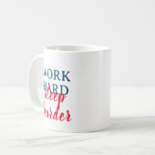Mug Travaille dur, dors plus fort (Devant gauche)