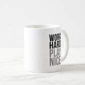Mug Travaille dur Jouer Nice (Devant droit)