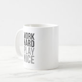 Mug Travaille dur Jouer Nice (Devant gauche)