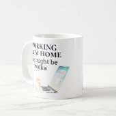 Mug Travailler à la maison Cela pourrait être la Vodka (Devant gauche)