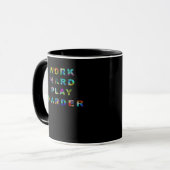Mug Travailler dur Jouer si dur classique (Devant gauche)