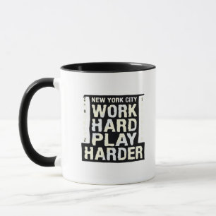 Mug Travailler dur Jouer si dur - Fête du Travail Drôl