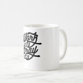 Mug Travailler dur prier dur (Devant droit)