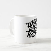 Mug Travailler dur prier dur (Devant gauche)