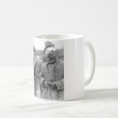 Mug Travailleur d'armée du salut écrivant un le à (Devant droit)