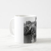 Mug Travailleur d'armée du salut écrivant un le à (Devant gauche)