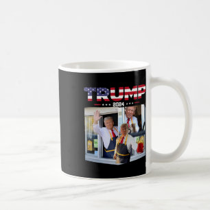 Mug Travailleur de la restauration rapide au drive-in