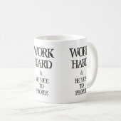 Mug Travaillez dur et soyez gentil à la citation de (Devant droit)
