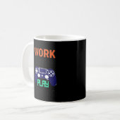 Mug Travaillez dur, Jouez si dur Relaxé (Devant gauche)