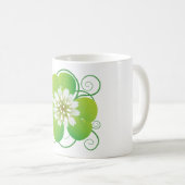 Mug Trèfle à quatre feuilles vert avec floraison blanc (Devant droit)