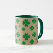 Mug Trèfles verts chanceux sur fond beige (Devant droit)