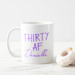 Mug TRENTE AF 30e anniversaire drôle Personnalisé<br><div class="desc">Célébrez 30 en style avec cette tasse d'anniversaire amusante et fabuleuse "TRENTE AF", customisée avec votre nom dans un script violet ludique. Que vous sirotiez un café le matin après la fête ou que vous donniez à votre bestie quelque chose de gai et personnel, cette tasse rend le trente-et-un encore...</div>
