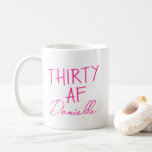 Mug TRENTE AF 30e anniversaire drôle Personnalisé<br><div class="desc">Célébrez 30 en style avec cette tasse d'anniversaire amusante et fabuleuse "TRENTE AF", customisée avec votre nom dans un script rose amusant. Que vous sirotiez un café le matin après la fête ou que vous donniez à votre bestie quelque chose de gai et personnel, cette tasse rend le trente-et-un encore...</div>