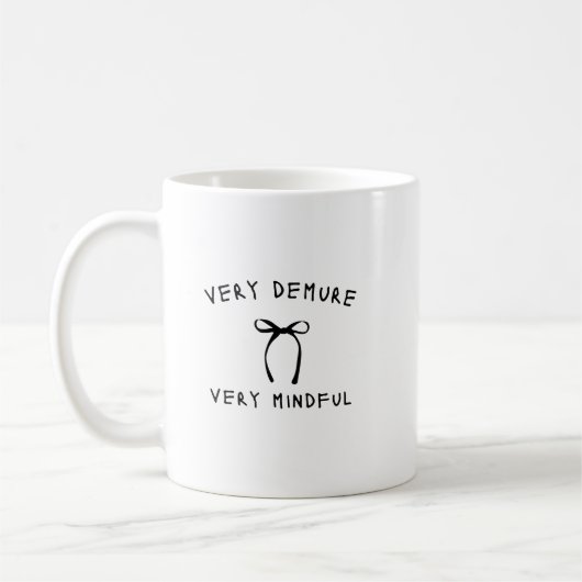 Mug Très Demure x Très Minutieux chemise (Gauche)
