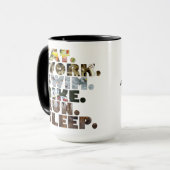Mug Triathlete mangent la vie quotidienne de sommeil (Devant gauche)