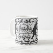 Mug Tricot laid allé de chandail de Noël de Squatchin (Devant gauche)