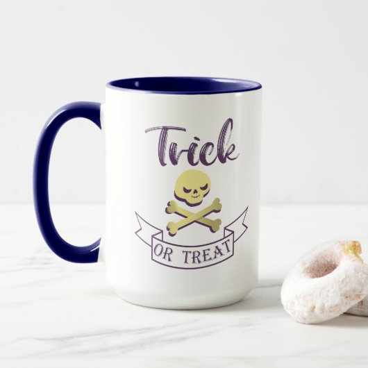 Mug Tricoter ou traiter les os croisés du crâne Ruban  (Avec donut)