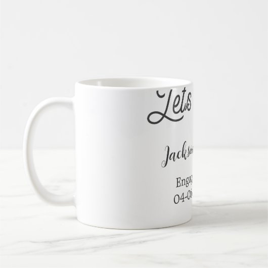 Mug Trinquons à la fête de fiançailles nom date élégan (Gauche)