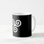 MUG TRISKELION TRIPLE CELTIQUE SPIRAL (Devant droit)