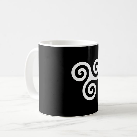 MUG TRISKELION TRIPLE CELTIQUE SPIRAL (Devant gauche)