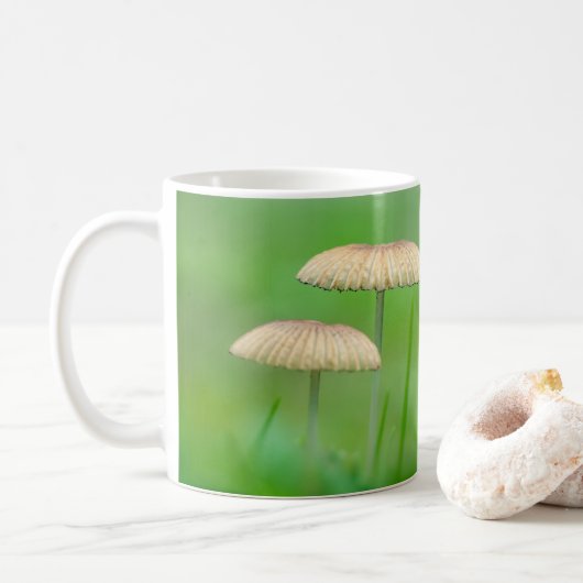 Mug Trois beaux champignons sauvages dans un champ d'a (Avec donut)