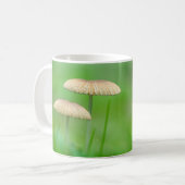 Mug Trois beaux champignons sauvages dans un champ d'a (Devant gauche)