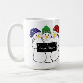 Mug Trois bonshommes de neige avec un panneau de neige (Gauche)