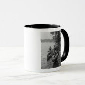 Mug Trois chasseurs avec canots à terre (Devant droit)
