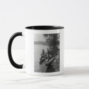 Mug Trois chasseurs avec des canoës au rivage