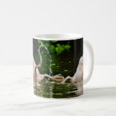 Mug Trois cygnes en bas sur un lac (Devant droit)