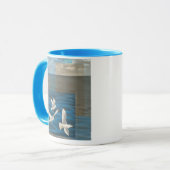 Mug Trois mouettes blanches volent au-dessus de l'eau (Devant gauche)