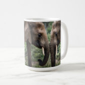 Mug "Tronc à tronc : une douce étreinte d'éléphant"  (Devant droit)