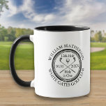 Mug Trou élégant en un golf personnalisé<br><div class="desc">Avec un effet de timbre vieilli design rétro classique. Personnalisez le nom,  le numéro du trou de localisation et la date pour créer un grand gardien de golf pour célébrer ce trou fantastique en un. Conçu par Thisisnotme©</div>