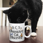 Mug Trouble de chat obsessionnel<br><div class="desc">J'adore mes chats. J'ai l'OCD, Obsessive Cat Disorder. Une tasse de chat amusante qui ferait un grand cadeau pour quelqu'un qui aime les chatons mignons. Les différentes races de chats rampent sur les lettres de ce joli design. Le cadeau parfait de Noël ou d'anniversaire pour une dame folle de chat....</div>