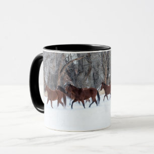 Mug Troupeau de chevaux courant dans la neige d'hiver