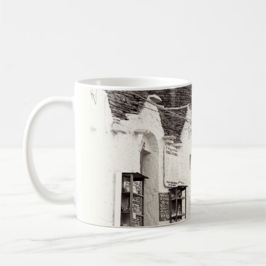 Mug trullis dans Alberobello, Puglia, Italie (Gauche)