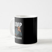 Mug Trump a de grands jeans drôle graphique tee rétro (Devant gauche)
