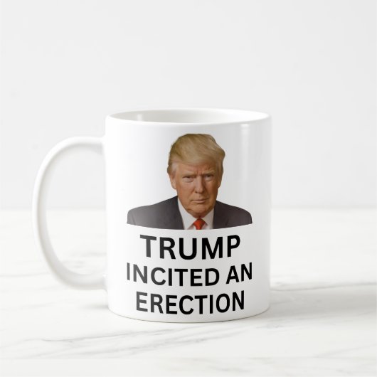 Mug Trump a provoqué une érection (Gauche)