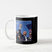 Mug Trump combat la Pennsylvanie en tirant en action (Gauche)