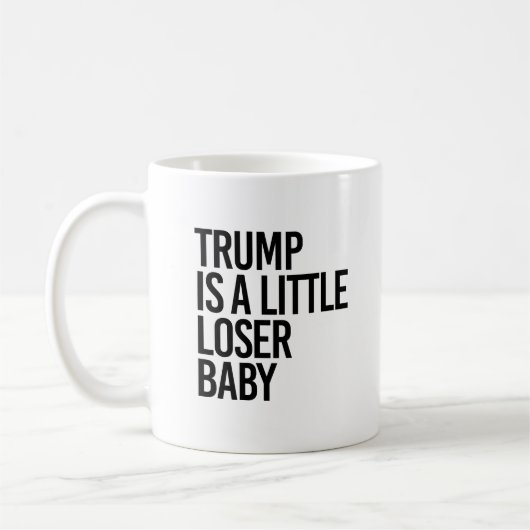 Mug Trump est un petit bébé perdu (Gauche)