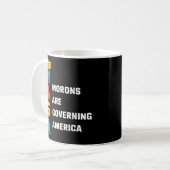 Mug Trump Funny, Trump et les morons gouvernent l'Amér (Devant gauche)