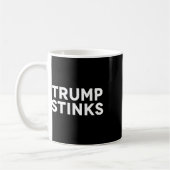 Mug Trump sent de mauvaises odeurs (Gauche)