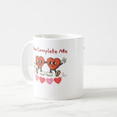 Mug Tu me complètes, Coeurs heureux sur un (Devant gauche)