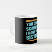 Mug Tu ne peux pas me faire peur, j'ai deux soeurs, fr (Devant gauche)