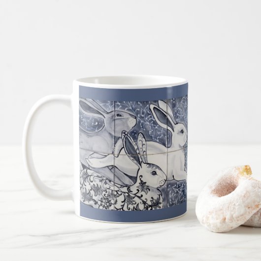 Mug Tuile de lapin bleu et blanc Chinoiserie Bunny Art (Avec donut)