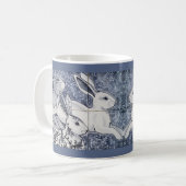 Mug Tuile de lapin bleu et blanc Chinoiserie Bunny Art (Devant gauche)