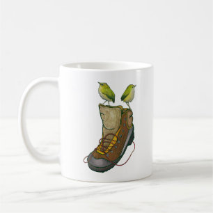 Mug Tuke en métal sur une botte de randonnée
