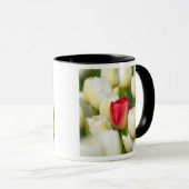Mug Tulipe rouge dans un domaine des tulipes blanches (Devant droit)