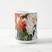 Mug Tulipes blanches et gingembre dans le jardin (Centre)